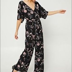 Rue21 Medium V-Neck Wide Shoulder Jumpsuit